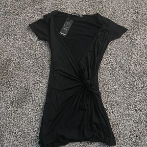 Boohoo Black Petite Size 0, Short Sleeve V neck Dress